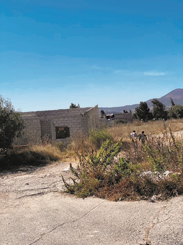 Un par de personas de pie sobre superficie terrosa

Descripción generada automáticamente con confianza media